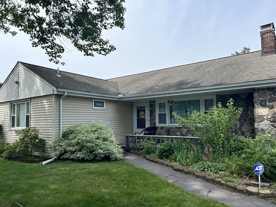 530 West St in Southington, CT - Building Photo