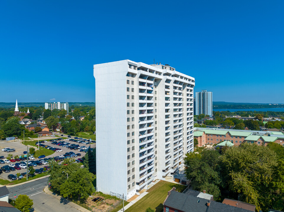 Queen Elizabeth Tower in Hamilton, ON - Building Photo