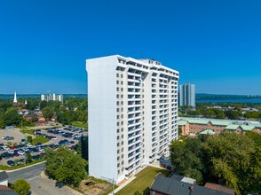 Queen Elizabeth Tower in Hamilton, ON - Building Photo - Building Photo