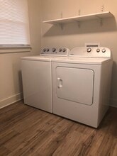 807 Washington Ave, Unit Apt A in Jeannette, PA - Building Photo - Building Photo