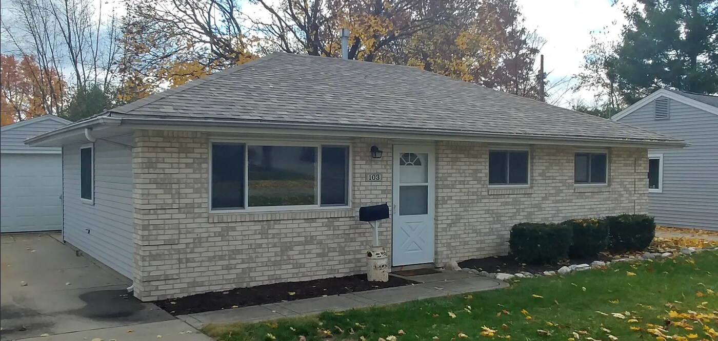 103 W Lincoln St in Normal, IL - Building Photo