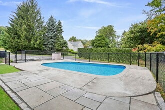 11 Augustus Ln in Greenwich, CT - Building Photo - Building Photo