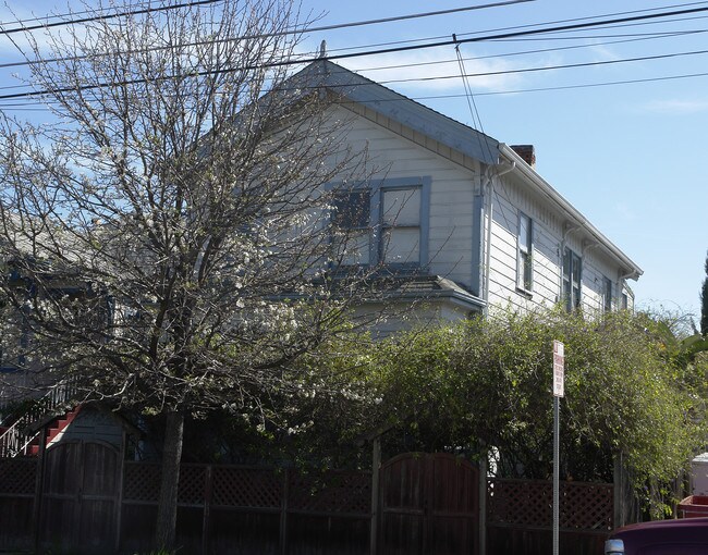 1802 Grand Ave in Alameda, CA - Foto de edificio - Building Photo