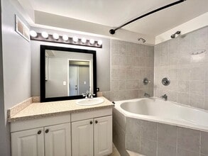 2115 Ala Wai Blvd in Honolulu, HI - Building Photo - Building Photo