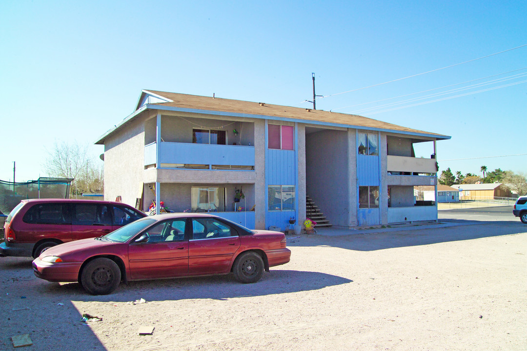 2240 N Pecos Rd in Las Vegas, NV - Foto de edificio