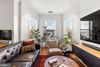 800 Crittenden St NW in Washington, DC - Foto de edificio - Building Photo
