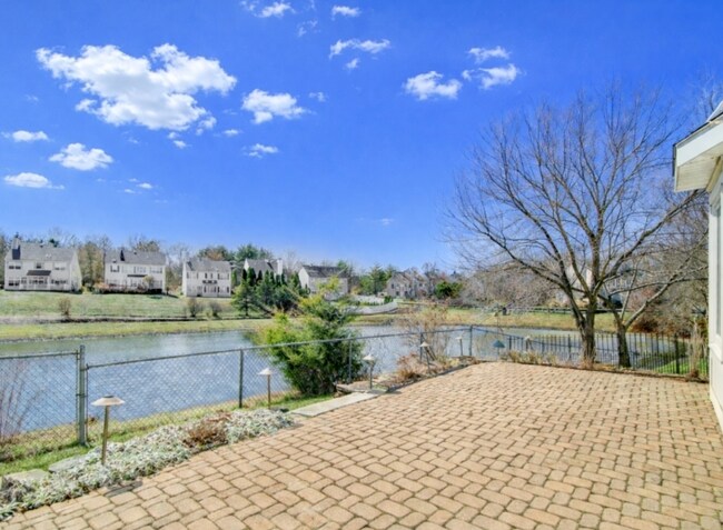 8 Mulberry Ct in Branchburg, NJ - Foto de edificio - Building Photo