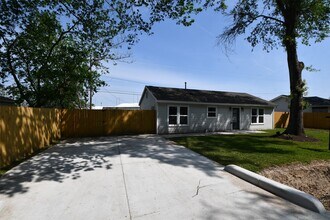 10946 Fullerton Dr in Houston, TX - Building Photo - Building Photo