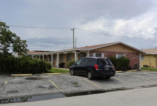 1412-1418 Holly Heights Dr in Fort Lauderdale, FL - Building Photo - Building Photo