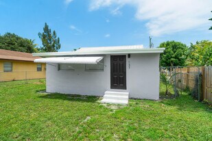 137 SW 9th Ave in Delray Beach, FL - Building Photo