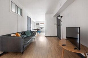 301 W 31st St in New York, NY - Building Photo