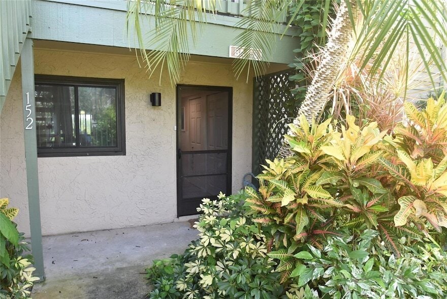 1520 Pelican Point Dr in Sarasota, FL - Foto de edificio