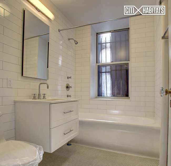 250 W 104TH St-Unit -G4 in New York, NY - Building Photo - Building Photo