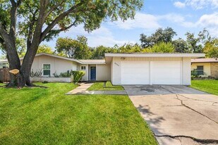 2426 Cloverdale St in Arlington, TX - Building Photo