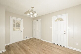 6490 Executive Dr in Winston, GA - Foto de edificio - Building Photo