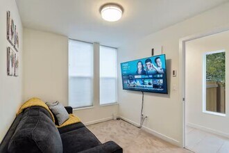 5005 40th Ave NE in Seattle, WA - Building Photo - Building Photo