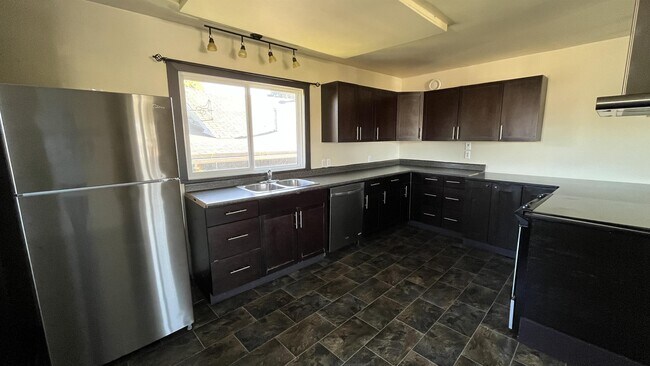 5814-5851 51 Ave in Cold Lake, AB - Building Photo - Building Photo