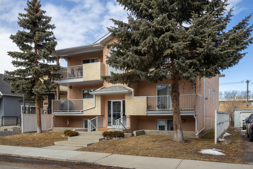 114 26 Av NW in Calgary, AB - Building Photo