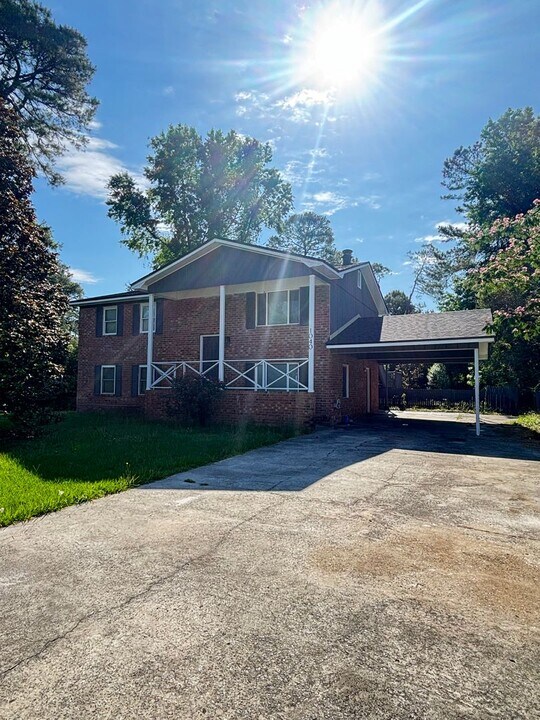1040 Live Oak Dr in Hinesville, GA - Building Photo