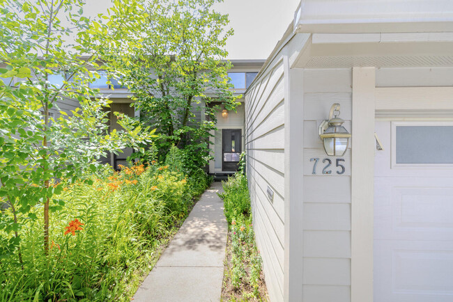 property at 725 Peninsula Ct