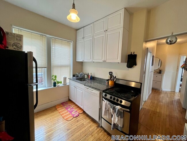 108 Myrtle St, Unit 17 in Boston, MA - Building Photo - Building Photo
