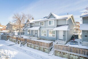 Inglewood Townhomes in Calgary, AB - Building Photo