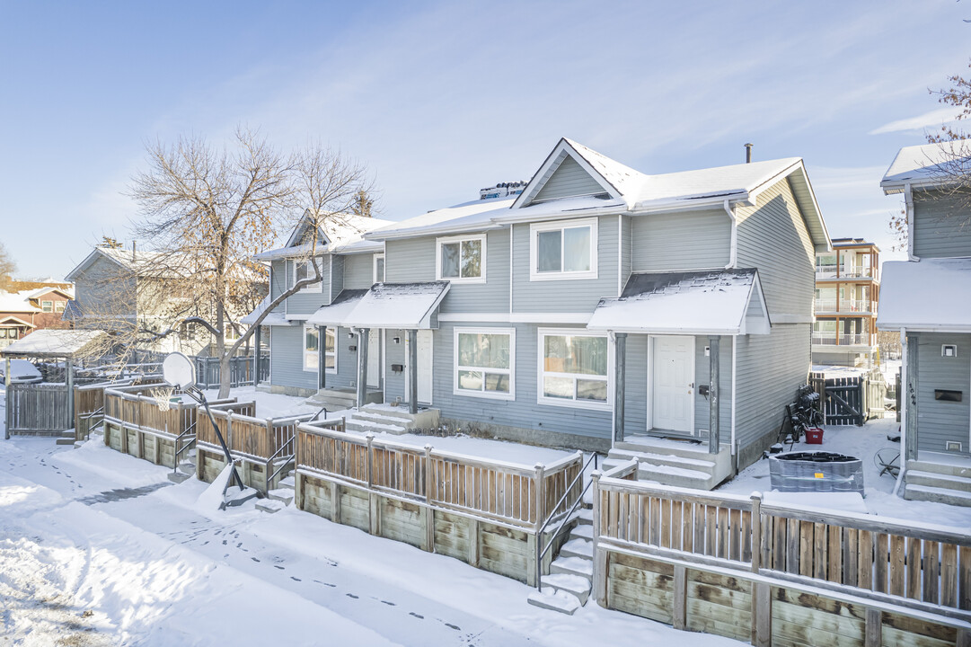 Inglewood Townhomes in Calgary, AB - Building Photo