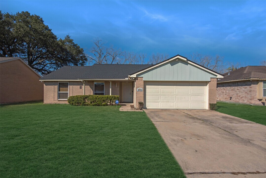 13715 Ludgate Pass in Houston, TX - Building Photo