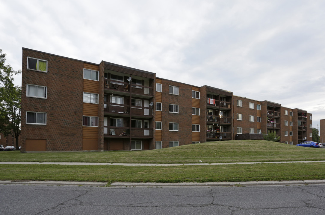 Ogilvie Gardens in Ottawa, ON - Building Photo