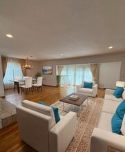 1481 Benedict Canyon Dr in Beverly Hills, CA - Foto de edificio - Building Photo