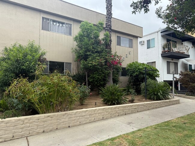 1031 N Harper Ave