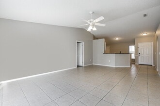 4712 Newbourne Way in Valrico, FL - Building Photo - Building Photo
