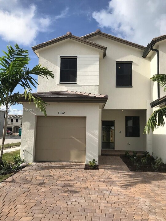 13102 SW 232nd Ln in Princeton, FL - Building Photo