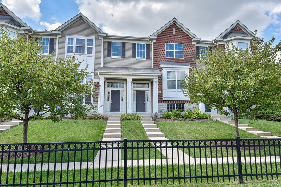 2511 Dunraven Ave in Naperville, IL - Building Photo
