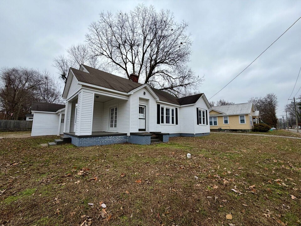 200 Summer St in Martin, TN - Building Photo