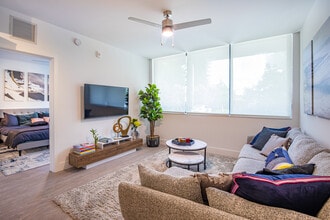 215 Park in Hallandale Beach, FL - Building Photo - Interior Photo