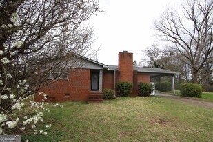 121 Alton Dr in Lagrange, GA - Building Photo