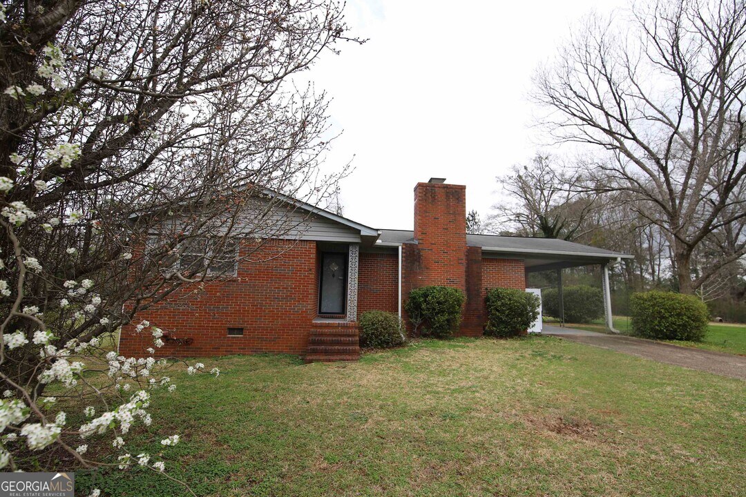 121 Alton Dr in Lagrange, GA - Building Photo
