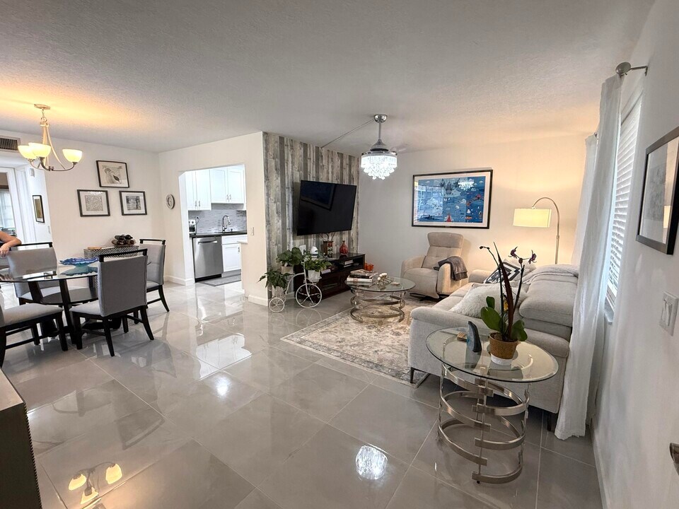 496 Burgundy P in Delray Beach, FL - Building Photo