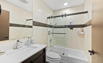 1717 Malcolm Ave, Unit 302 in Los Angeles, CA - Foto de edificio - Building Photo