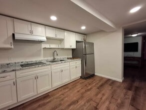 4 Embroidery St in Sayreville, NJ - Foto de edificio - Building Photo