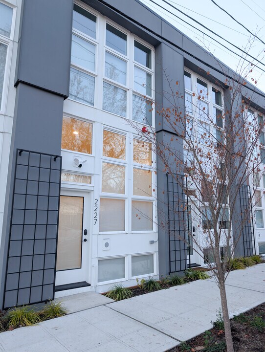 2227 25th Ave S in Seattle, WA - Foto de edificio