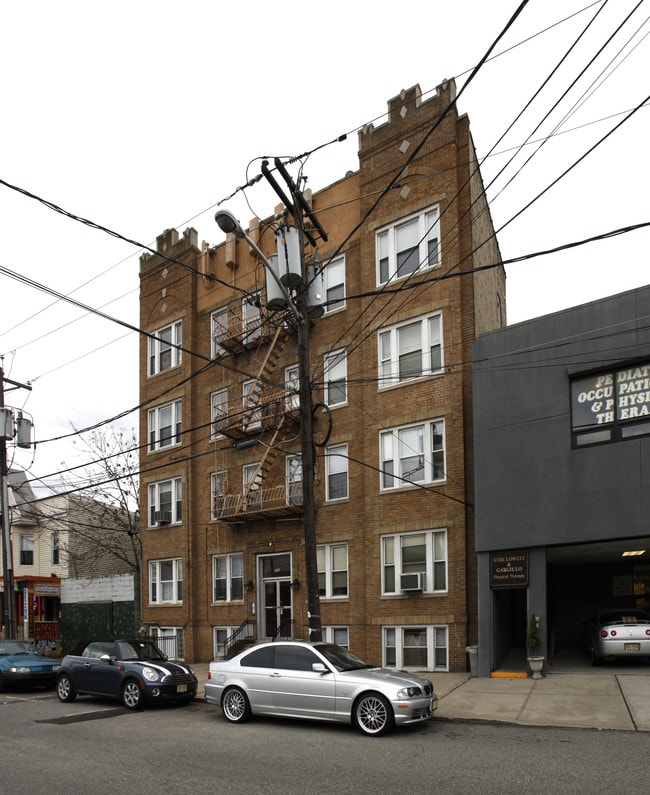 251 Beacon Ave in Jersey City, NJ - Foto de edificio - Building Photo