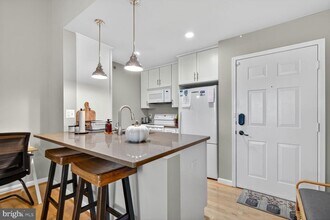 3307 Wyndham Cir in Alexandria, VA - Foto de edificio - Building Photo