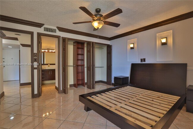 10700 SW 108th Ave in Miami, FL - Building Photo - Building Photo