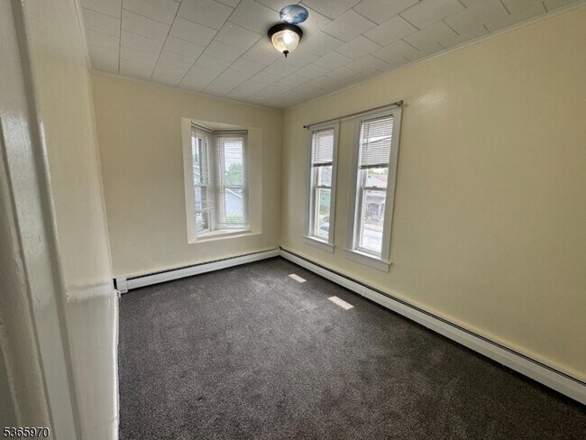 156 Brown Ave, Unit 2 in Prospect Park, NJ - Foto de edificio - Building Photo