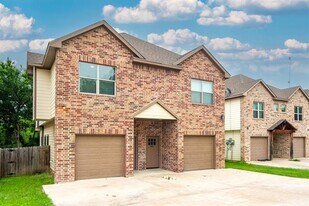 206 Pecan Hollow St in Ennis, TX - Building Photo