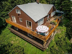 50 Glenwood Rd in Roslyn, NY - Building Photo