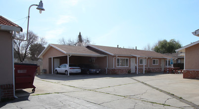 1925 Parker Ave in Tracy, CA - Foto de edificio - Building Photo