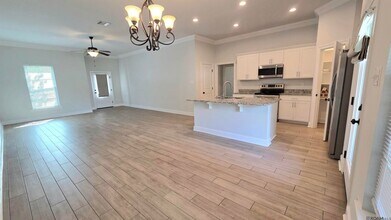 7004 Spring Gardens Dr in Baton Rouge, LA - Foto de edificio - Building Photo